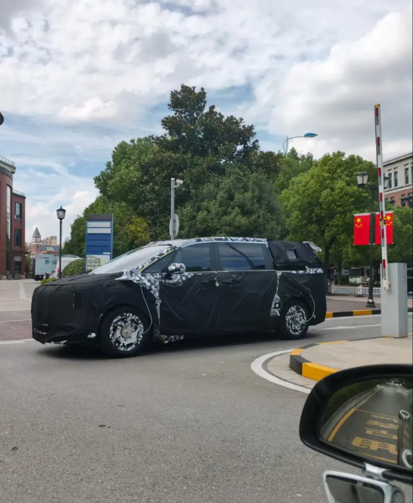 车若初见网友捕捉到疑似尊界MPV的测试图，再结合上这两天爆火的假想图，大家能想