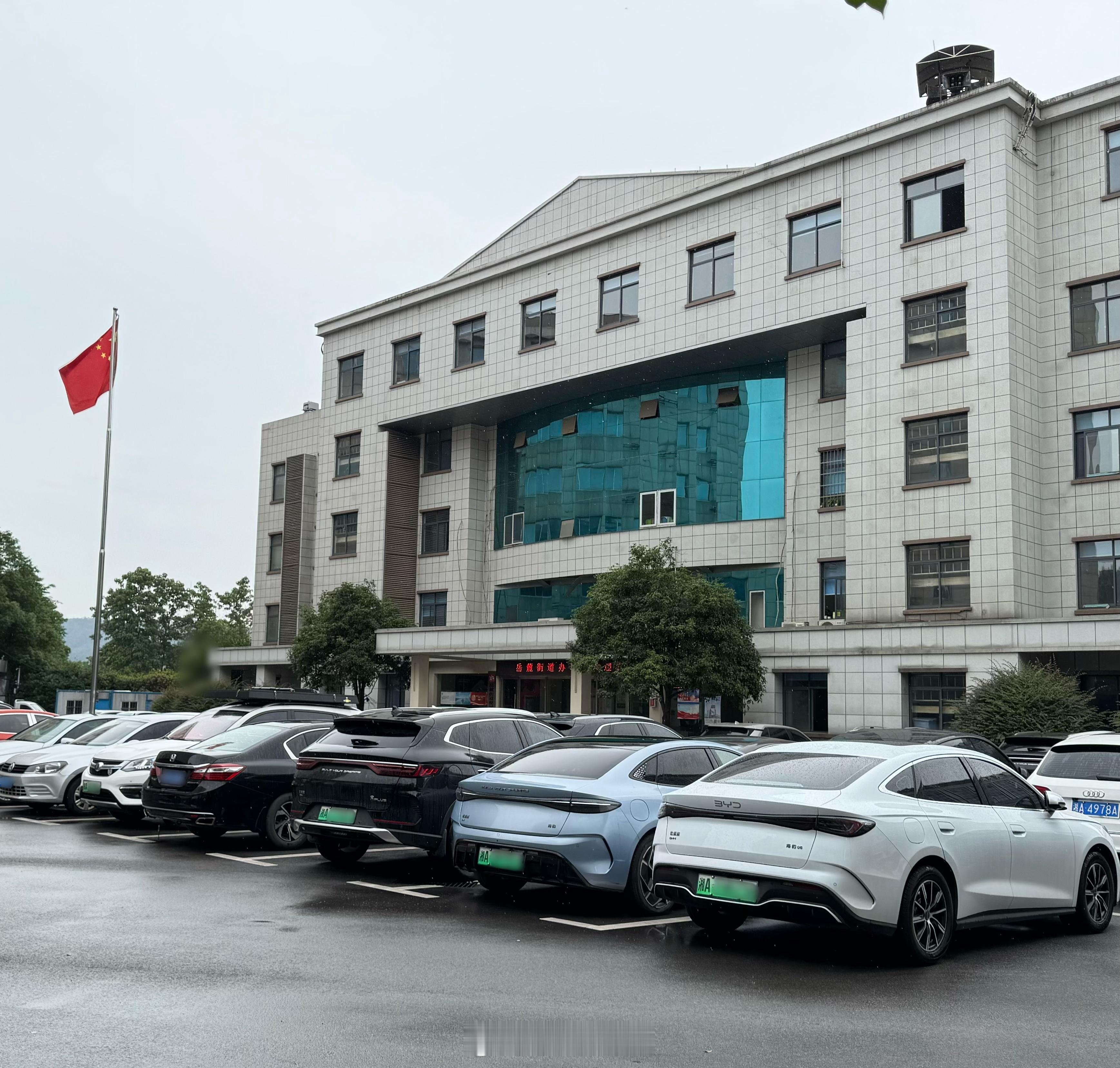有意思！政府大院停车场有“大变化”！最近去政府部门办事，在停车场发现了一个有趣的