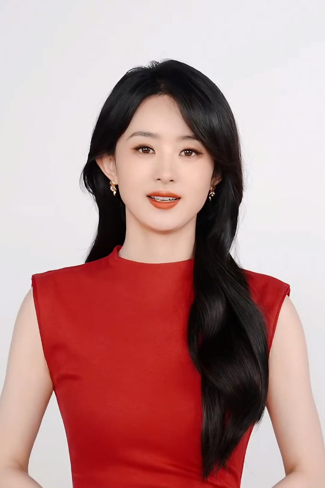 赵丽颖长发红裙赵丽颖宣传片长发红裙造型好美啊！一整个温婉大气，简直是妈妈级别[憧