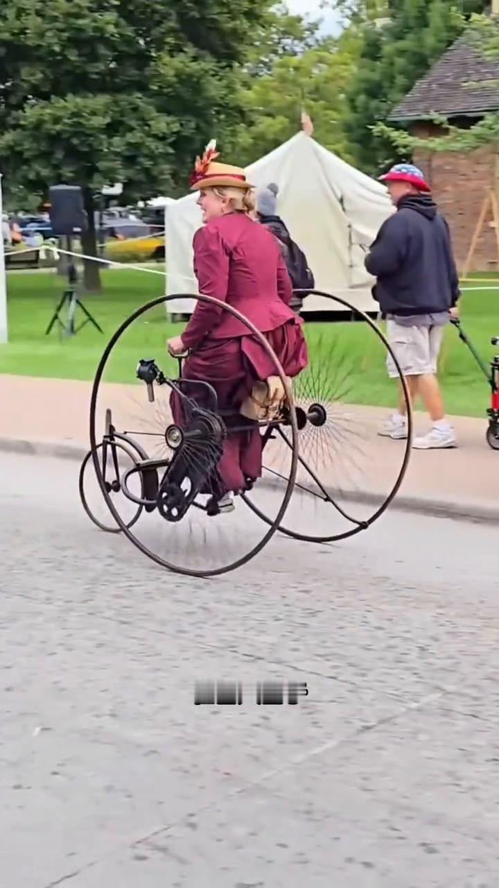 三轮自行车。这可是19世纪维多利亚时期富家千金的专属座驾，在富人圈子尤其是女性