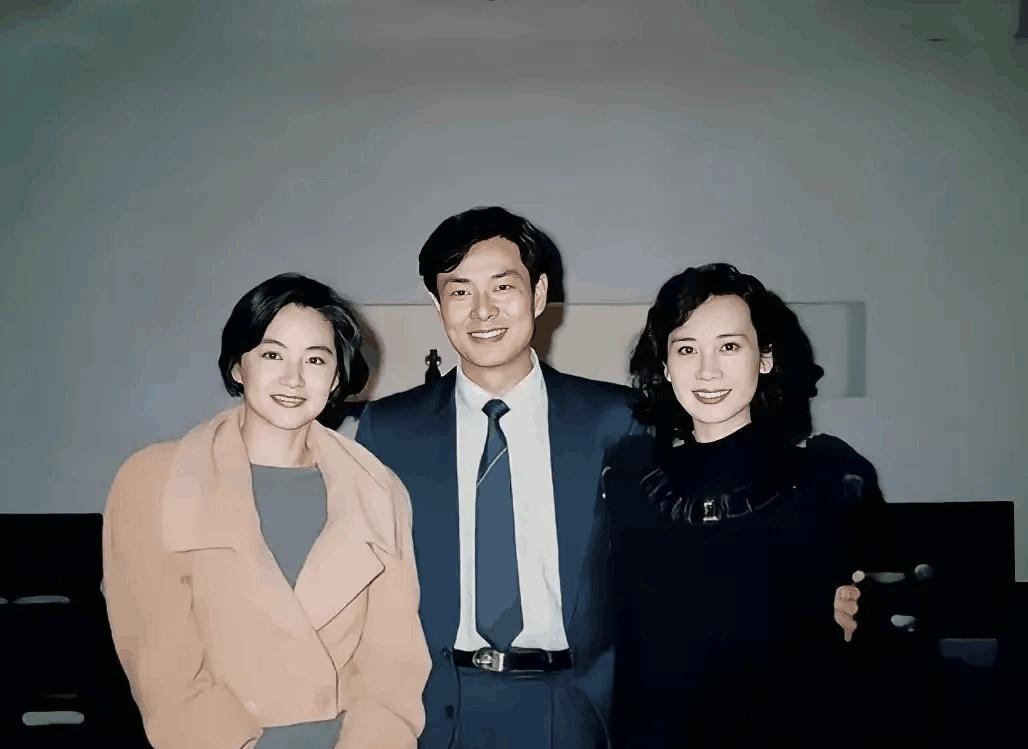 令人好奇的是，这一位穿黑衣服的美女到底是谁？竟然看的比林青霞还要有气质，皮肤白，