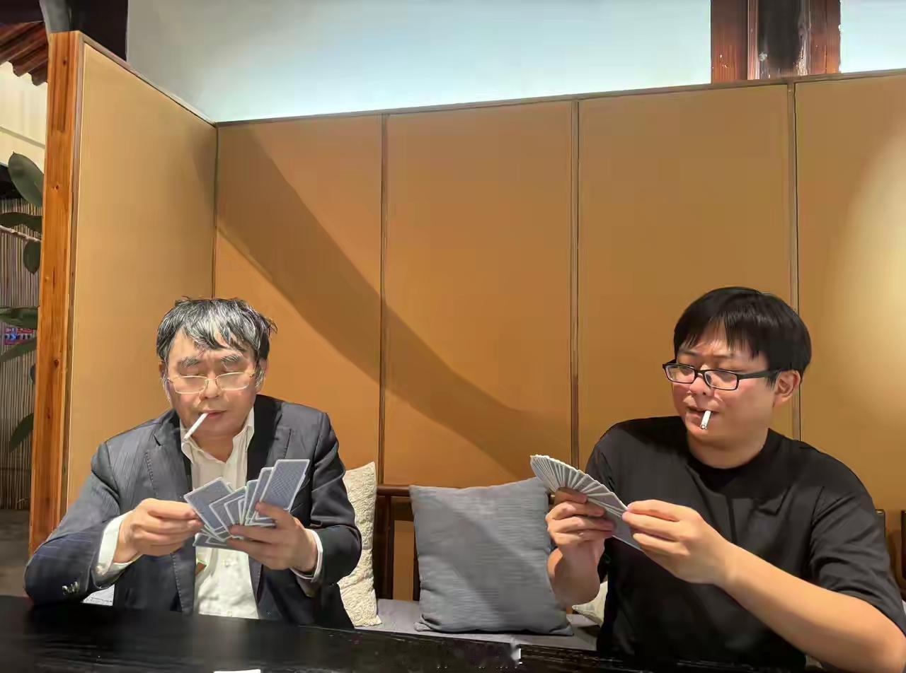 看到这张图片，相信多数人都会忍俊不禁、会心一笑。聂老和儿子孔令文在一起打牌的情