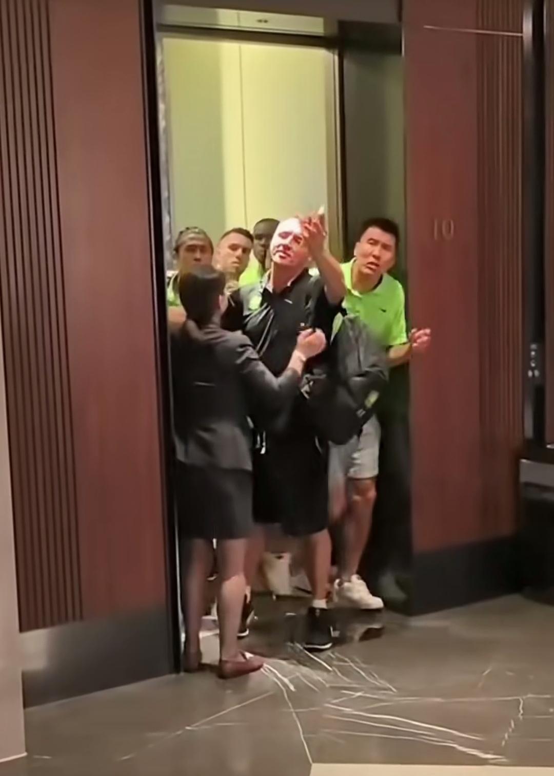 不得不说，这家酒店的大堂女经理还是女员工，表现得很好，很压事！冲突爆发前，她就