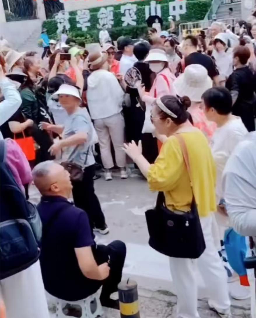 二伯有病她出游？这出“花木兰”大戏，我搬好小板凳了哈喽，家人们，姐姐们，早晨