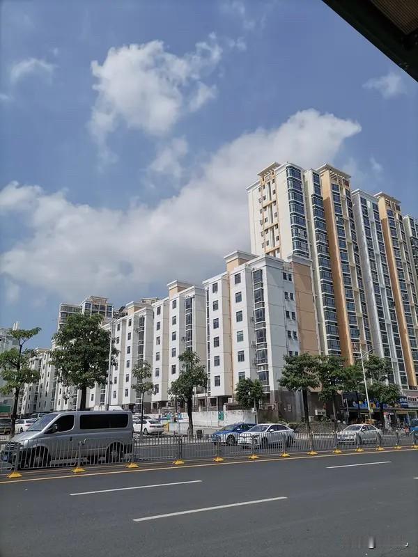 深圳沙井二手价格上半年仍在探底，不少房源已经降到两三万一平米了。举几个例子。