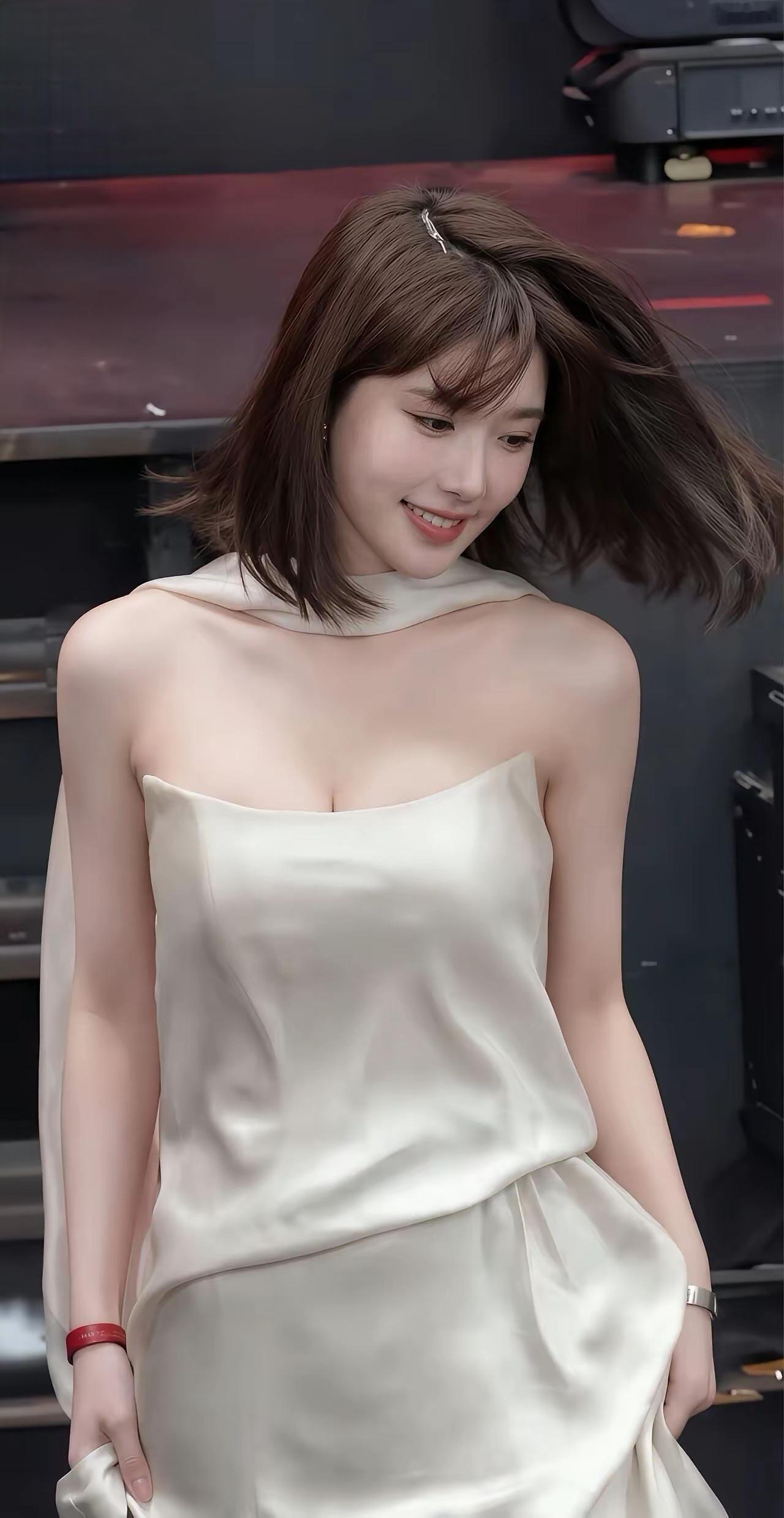 这姑娘穿得真漂亮，裙子好飘逸！