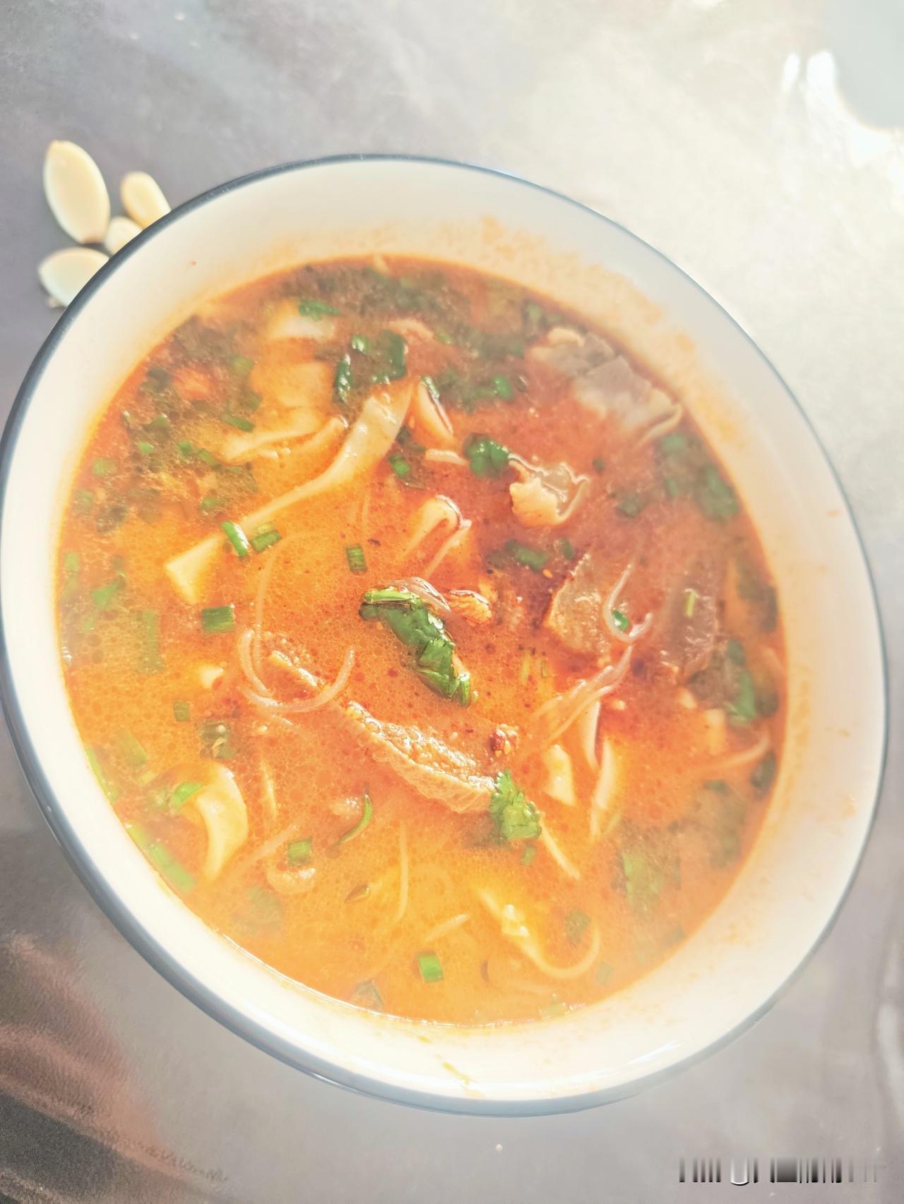 前两天买的羊杂没有吃完，中午干脆下一点面来一碗羊汤面🍜。
