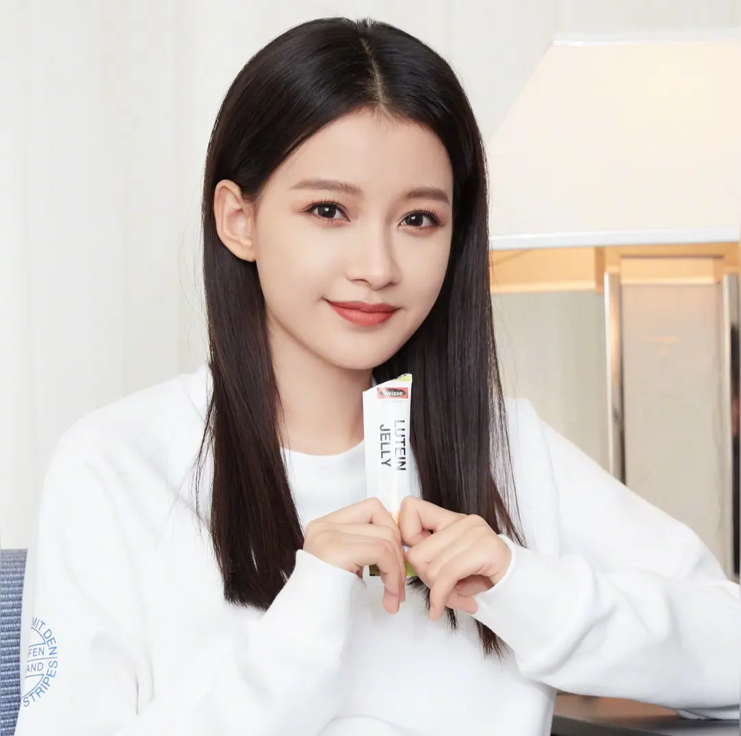 主持人问孙怡:“离婚后，你是怎么称呼前公婆？”孙怡大大方方地说:“我还是正常叫爸妈，该叫妈就叫妈、该