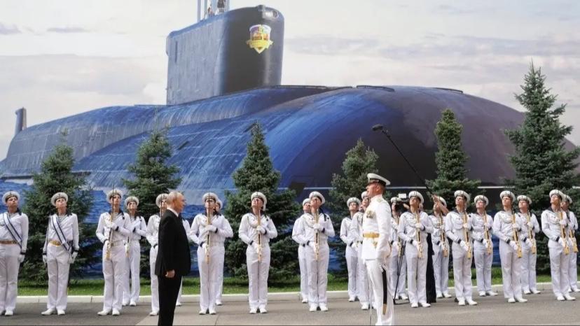 俄罗斯海军用海报撑起了门面，26日普京在圣彼得堡首次参加了一场没有一艘军舰的海军