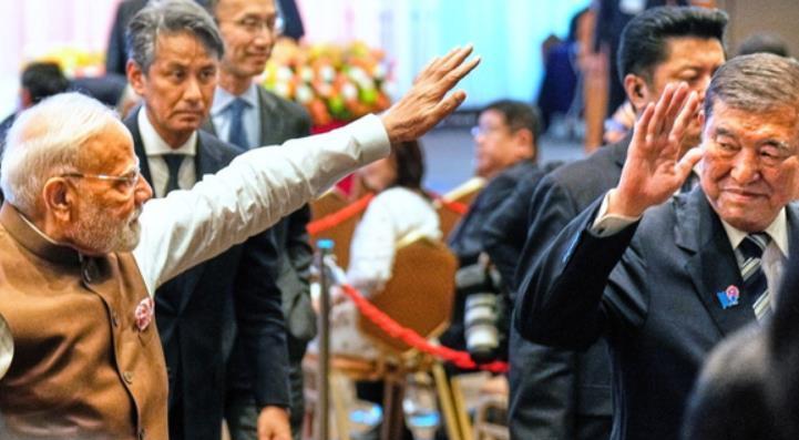 莫迪在钓鱼岛问题上与日本站在一起，公开挑衅中国。莫迪在与日本首相石破茂一起在印