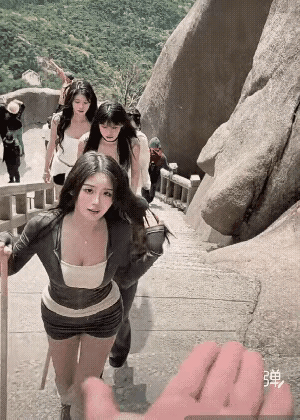 这是直播公司团建吧，一大群漂亮的小姐姐