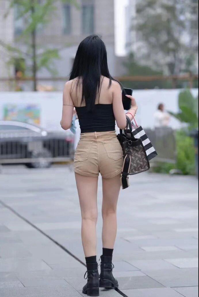 能让人看到的外在生活，叫人设；不被人了解的内在生活，叫人生！