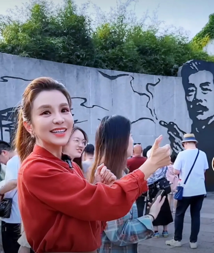 朱迅该挨批评了，她竟然提出，到了绍兴，一定要记得跑去鲁迅故里，给先生鞠个躬，点颗