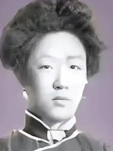 爱新觉罗·淑仲是巴图的高祖母，她为康熙嫡系后人，宗室载申将军之女，拥有纯正清室血