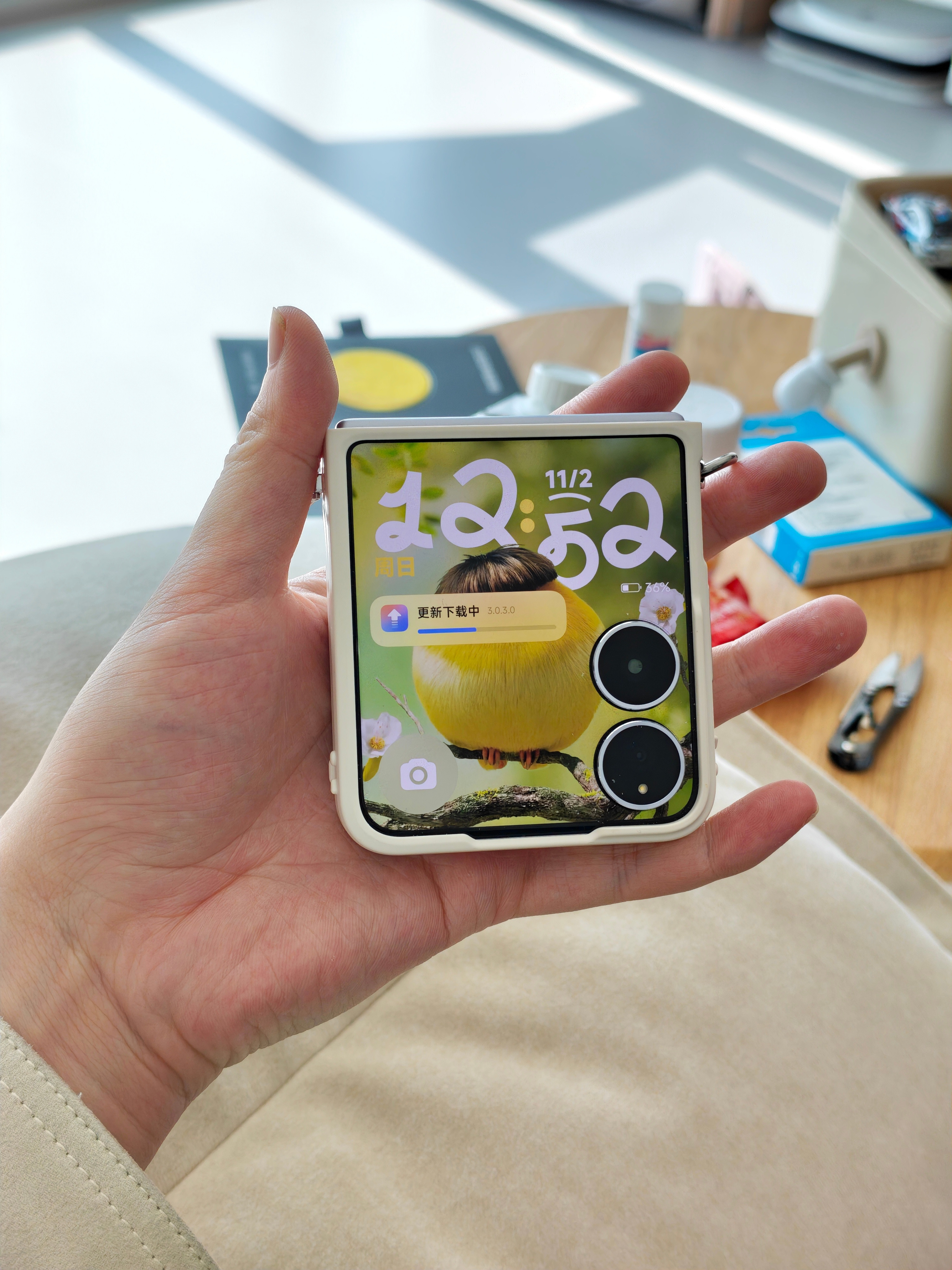 虽然上个月出了好多新手机，但我媳妇还是选择了继续用她的小折叠[笑着哭][笑c