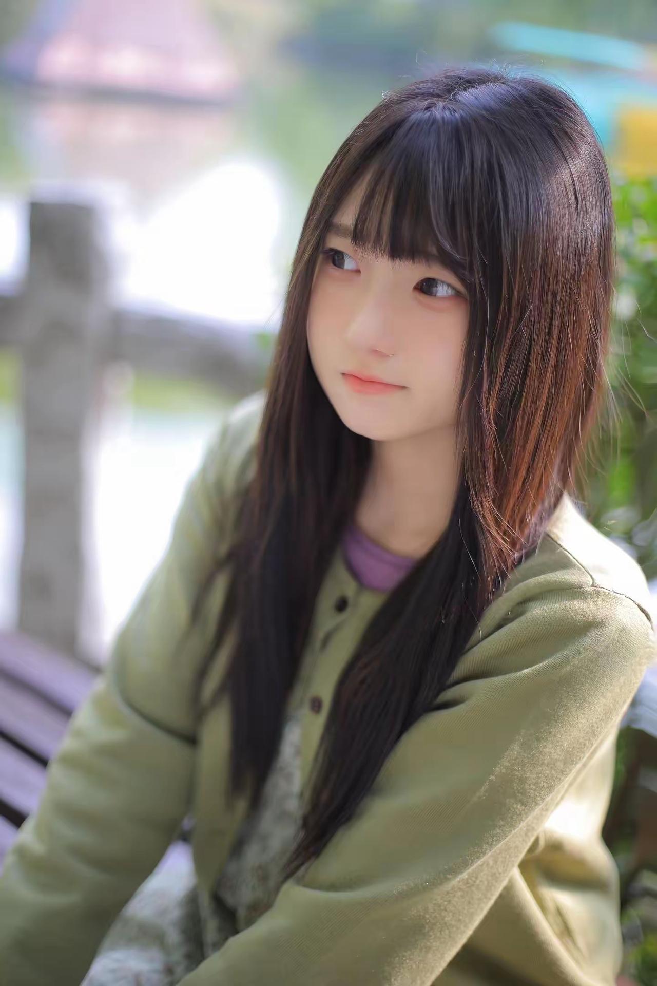 林间的清新少女谁懂啊！她往那儿一站，就把林间的清新感全拿捏了✨长发配碎