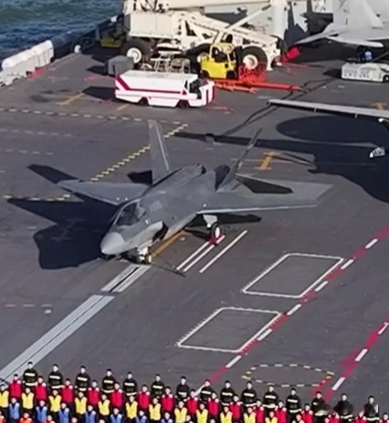 歼35换涂装了，有点意思！福建舰拜年贺图中，能看到航母甲板上的这架歼35似乎