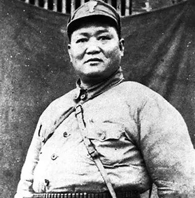 长征途中，红一、四方面军会师后，分成左右两路军北上，后张国焘搞分裂，擅自率左路军