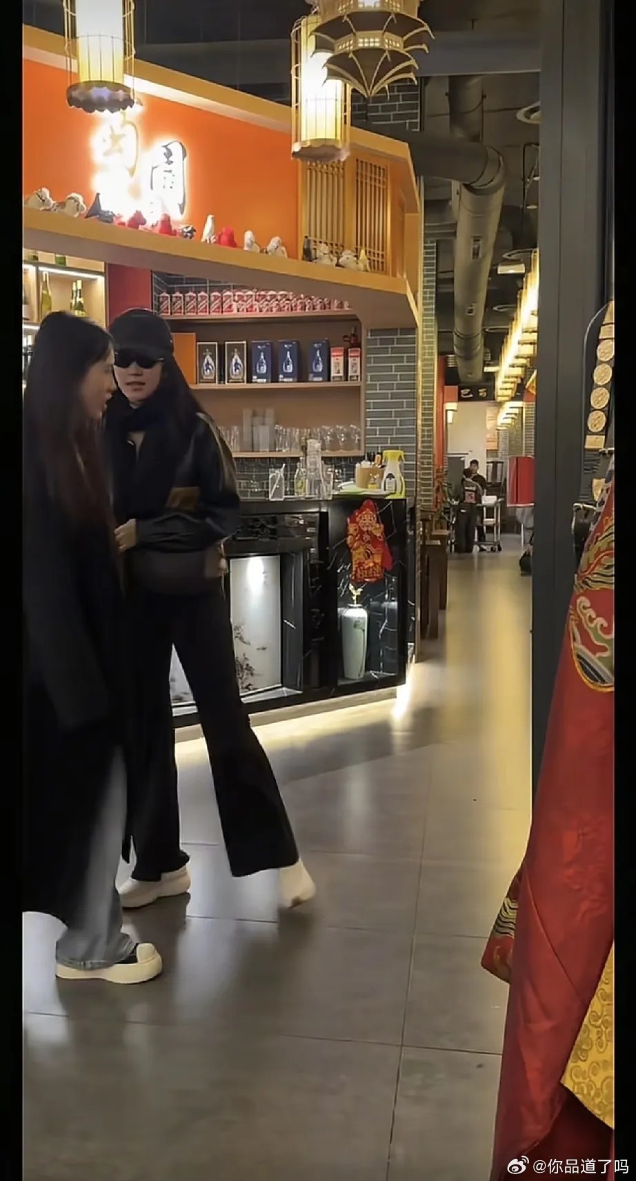 刘亦菲在巴黎火锅店被网友偶遇，身材和造型都引发热议！3月14日，她趁着时装周空档