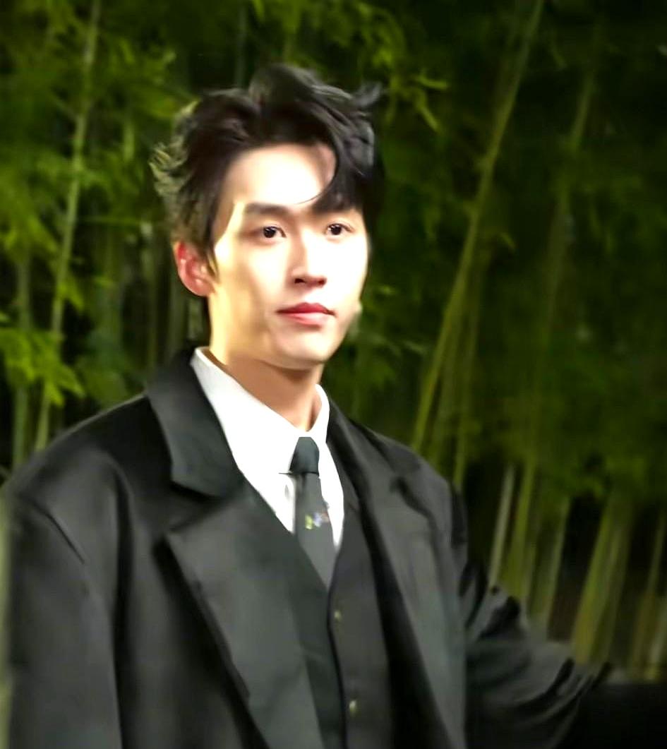 吻戏拍完，刘宇航一秒收工，外套往翟一莹肩上一搭，转身就找剧本，两人像地铁上的陌生