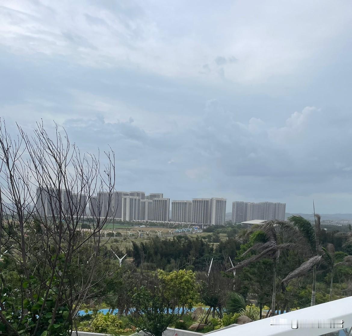 大家千万不要在朋友圈随便发自己的照片。一女子，31岁，使用聊天软件的时候，和网友