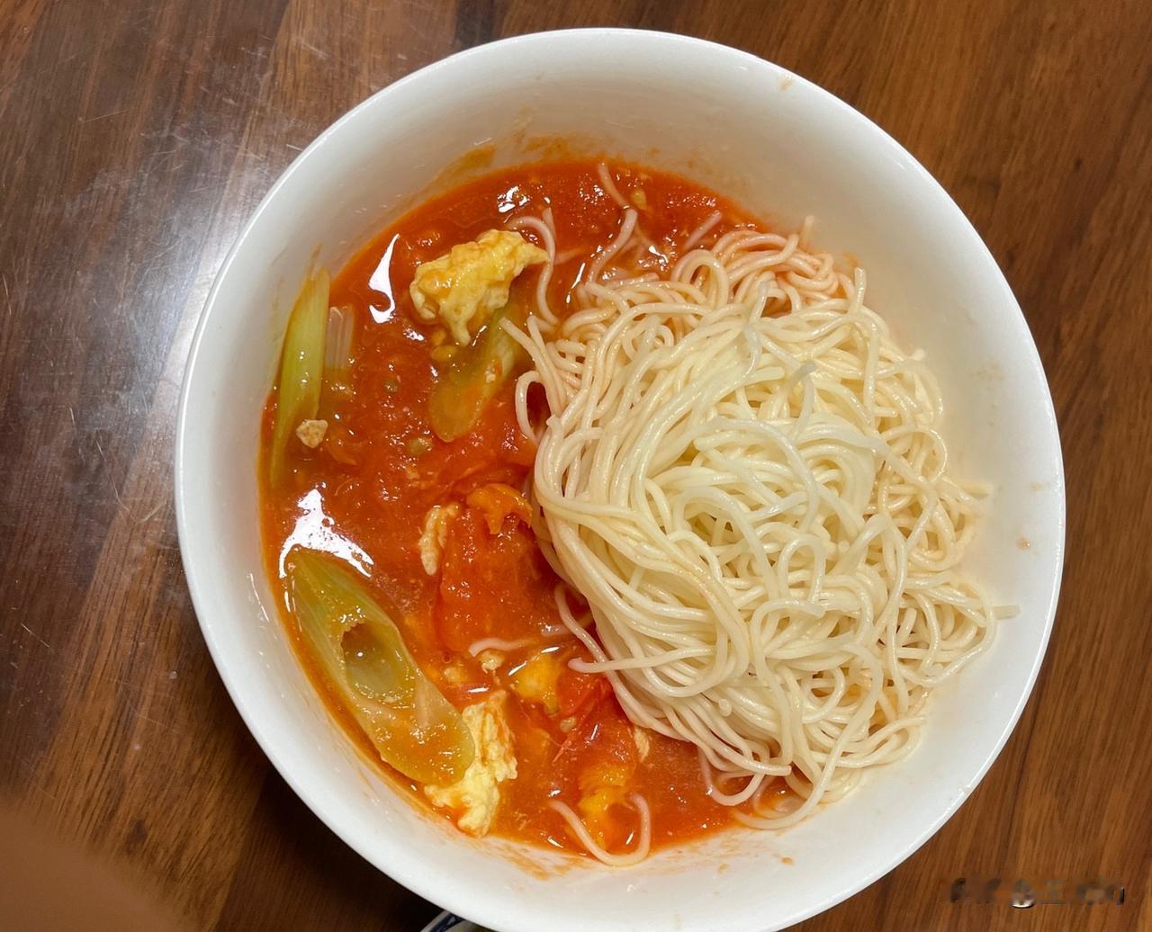 邻居团了一张餐券，去小区门口饭店吃面，吃到一半进来一个脏兮兮的乞讨大叔。邻居