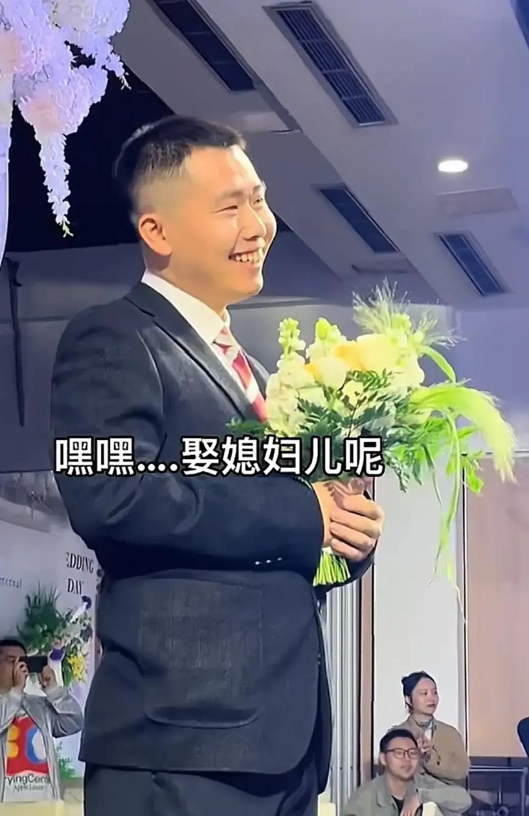 高校老师大哥结婚那天被学生拍下三十秒。他捏着新娘指尖来回摩挲眼睛亮得像灯泡我回