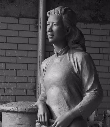 1949年，特务头子毛森，抓捕了一个交际花小姐，审讯时，毛森用刀划开她的衣服，轻