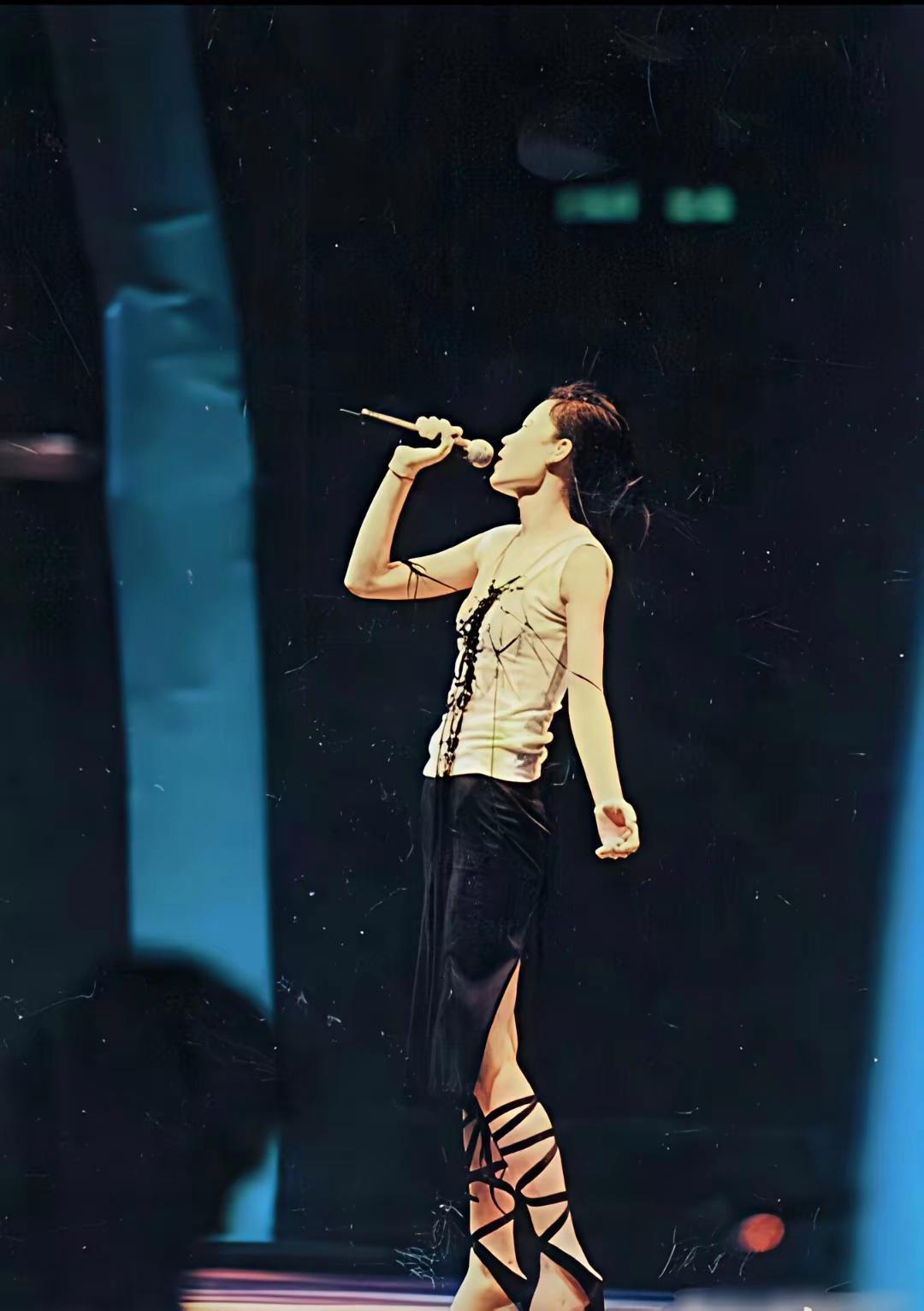 王菲恐怕是唯一一个开演唱会穿无底高跟鞋的人了吧！不愧是天后，这舞台气质没谁了，不