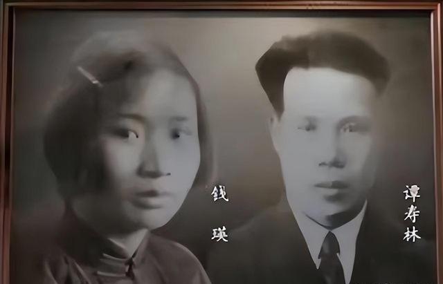 1932年，地下党钱瑛撤退时不幸被捕。她为了不暴露身份，借口肚子疼要去上厕所，趁