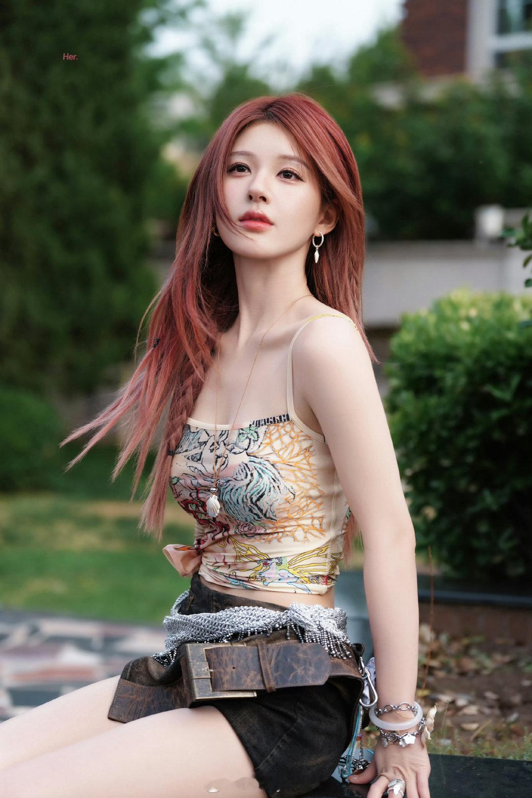 赵露思音乐节妆造出图，红色长发配辣妹短裙，状态回来了！​​​