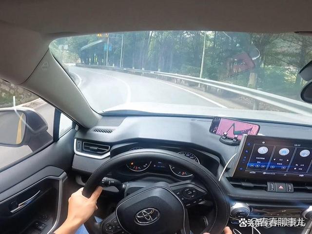 前两天帮朋友挪车，开了45分钟威兰达，说实话，心里挺不是滋味的。不是车不好，