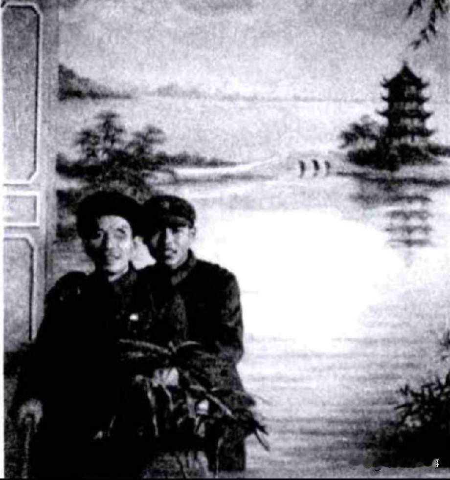 1977年，北京。粟裕刚吃完午饭，正坐在椅子上歇口气，突然听见随员跑进来报告："