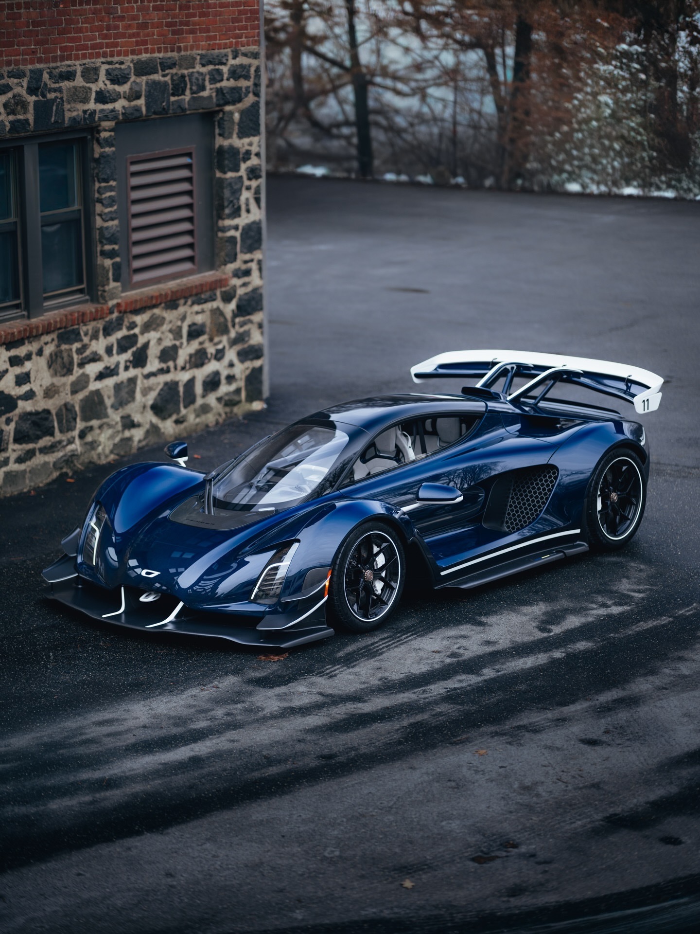 这款21C是21世纪最独特的车型之一。这款21C的高下压力变体展示了裸露的蓝色调