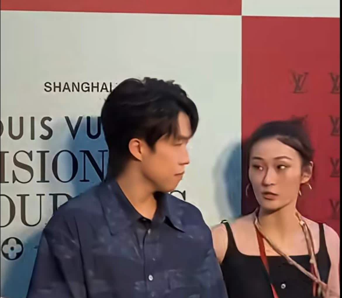 近日，王楚钦参加活动结束后，被女主持人手扶腰下场。俗话说，女不摸头，男不