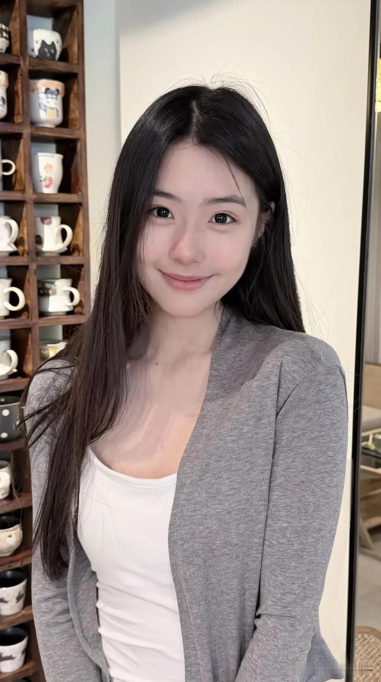 甜美女孩的日常碎片清晨阳光吻过窗台，她带着微笑迎接新的一天。甜美气质随步绽