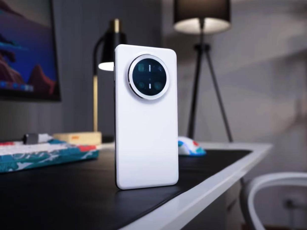 省700还是冲未来？Mate70Pro曲面PKMate80Pro直屏选手