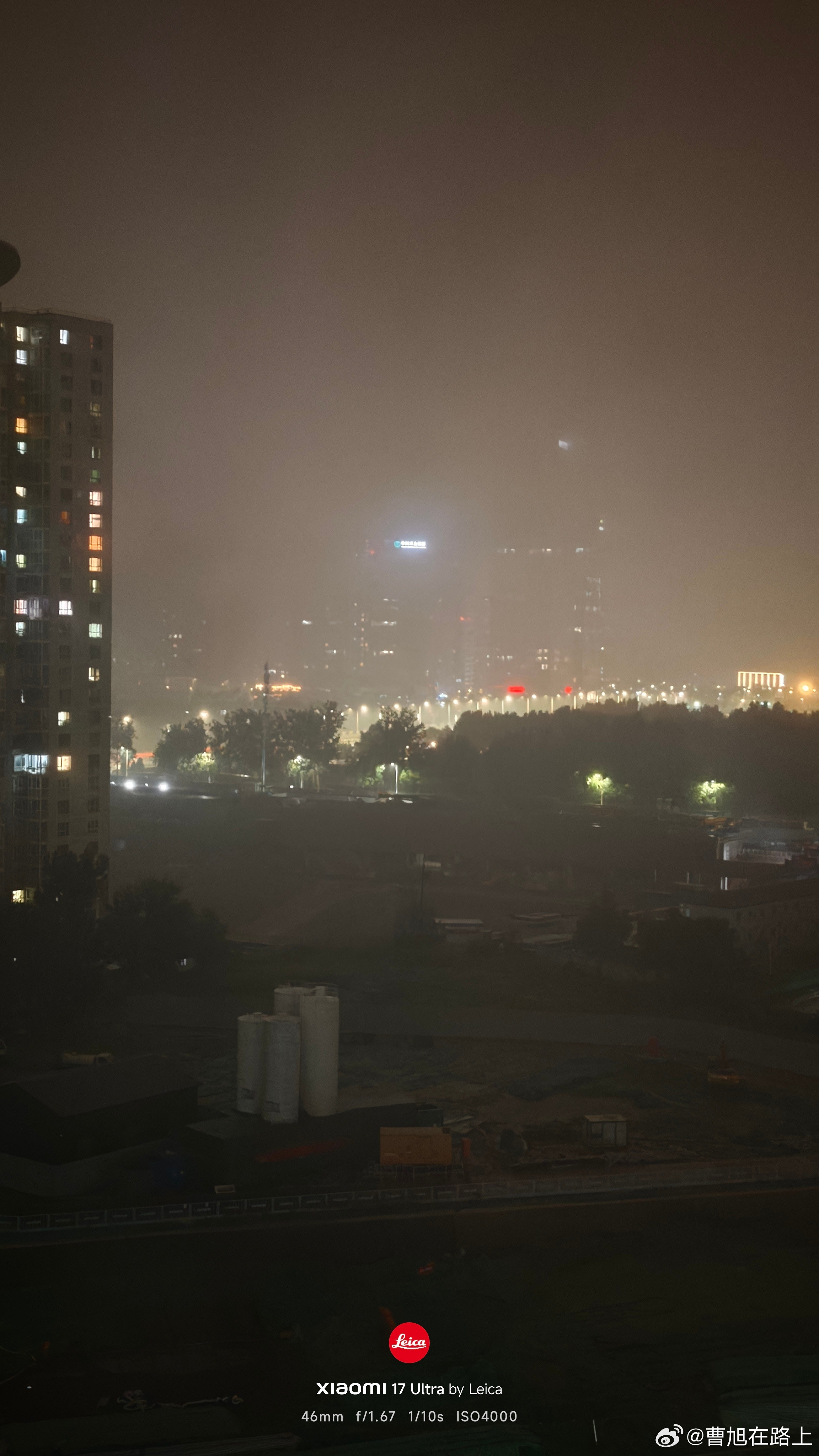 北京全城雨情实时一线直击通州地区暴雨突然就下起来了看到楼下的建筑工地有手电筒在巡