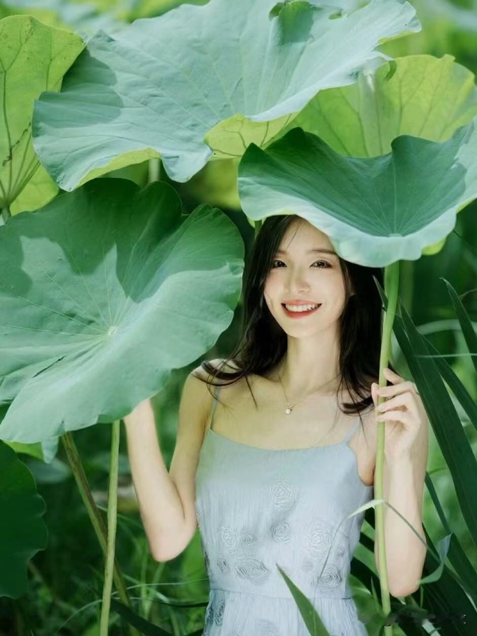 三十多年前，有个考上军校的同学休假期间去单位找我玩，相中了我们办公室的一位女同事