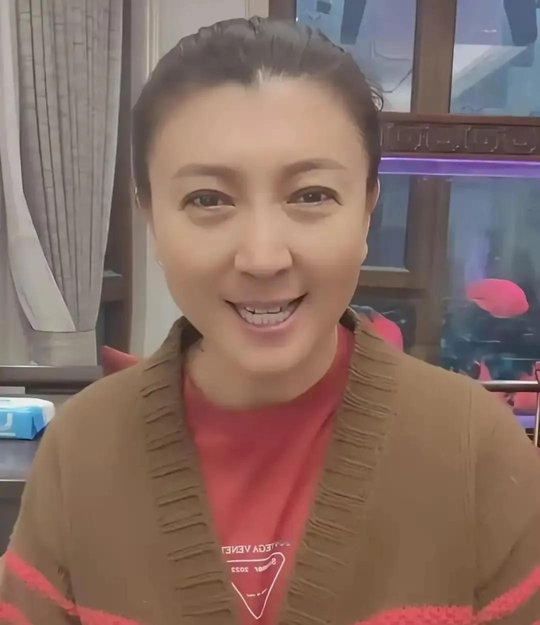 闫某晶在直播里突然开腔，说自己当初砸钱出力帮佐香园打江山，结果连名字都没写进股东