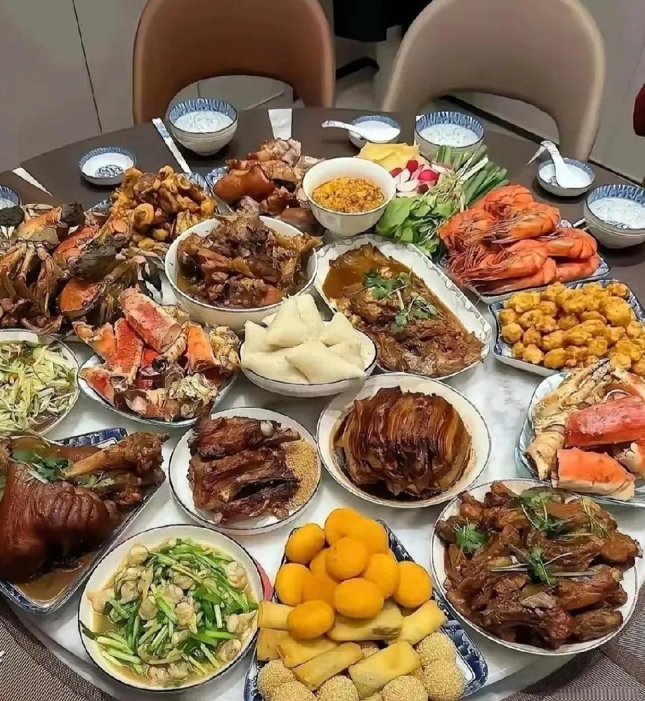 一桌如此丰富的家宴，你估计大概要多少钱可以办到？鸡鸭鱼肉，点心海鲜，外加青菜