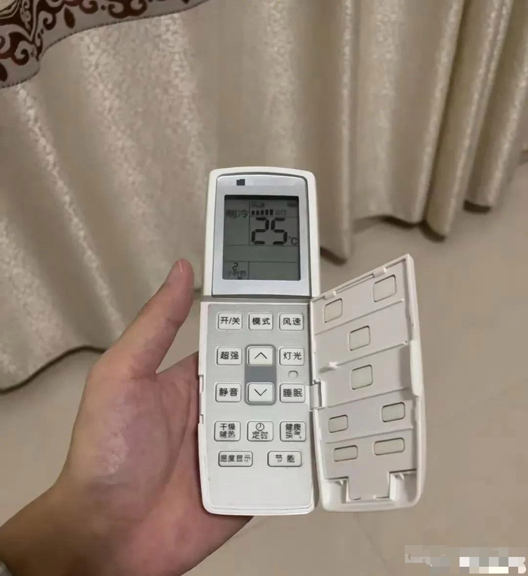 无意中把空调遥控器摔了…才发现别有洞天