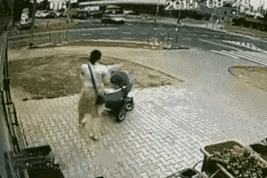 这个女子一定不是孩子的妈妈，妈妈不会遇到危险自己躲开了，把孩子置于危险当中的。