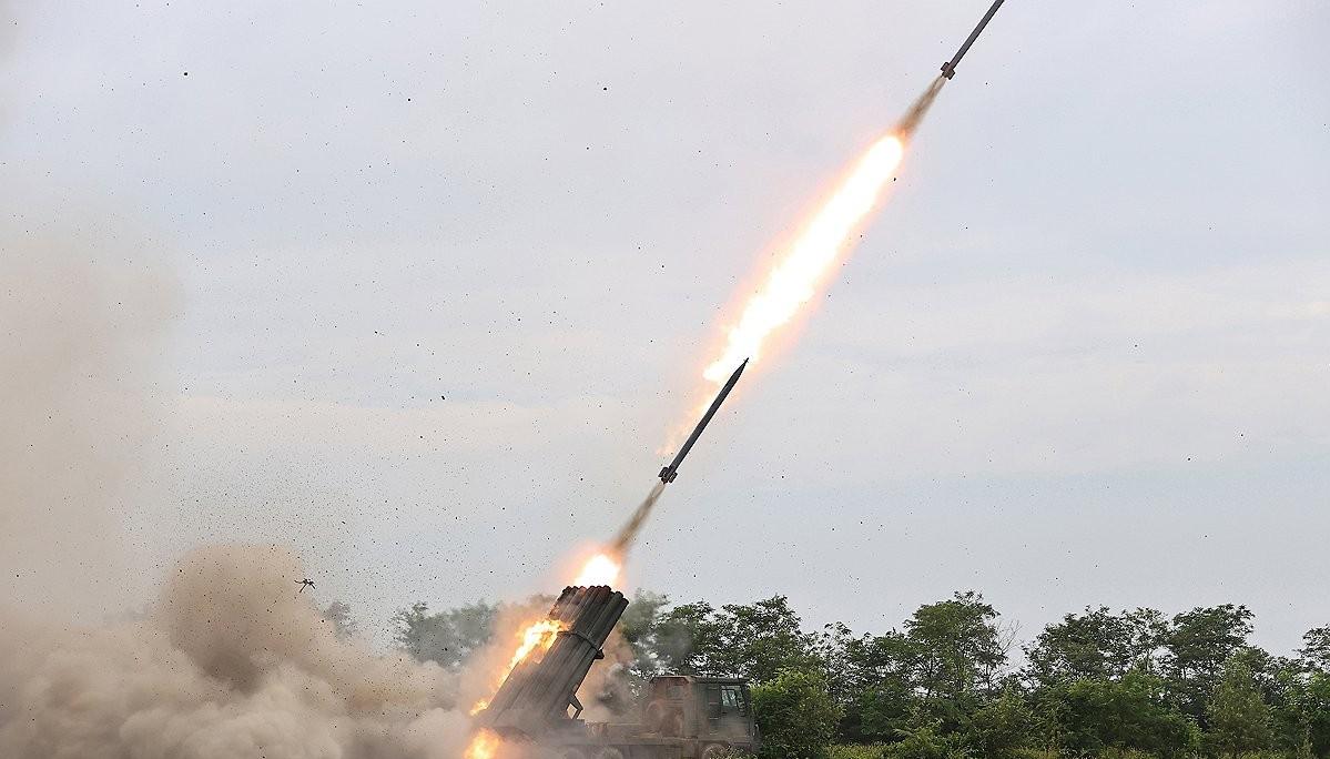 中俄战机起飞当天，金将军也有了动作，朝鲜人民军果断开火！12月9日当天，中国与