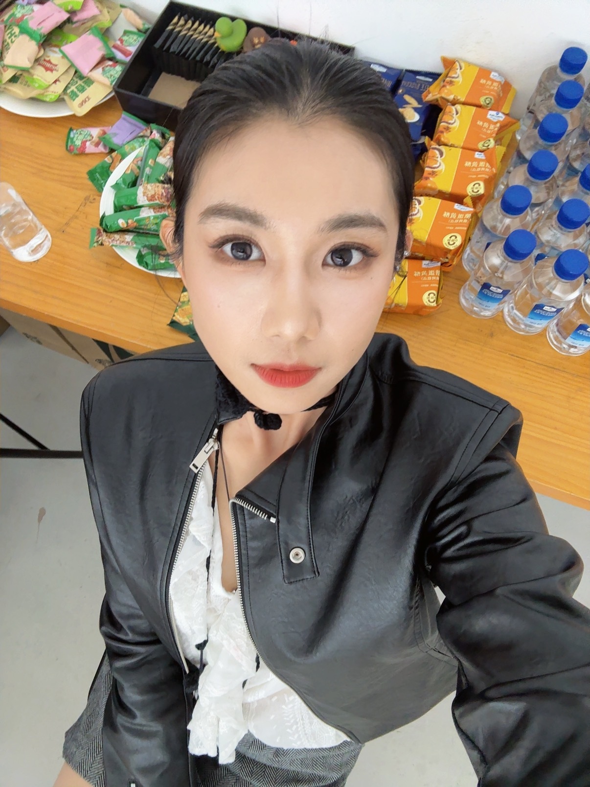 今天的妆画的咋样？以及今天拍台帅车，所以穿的比较帅