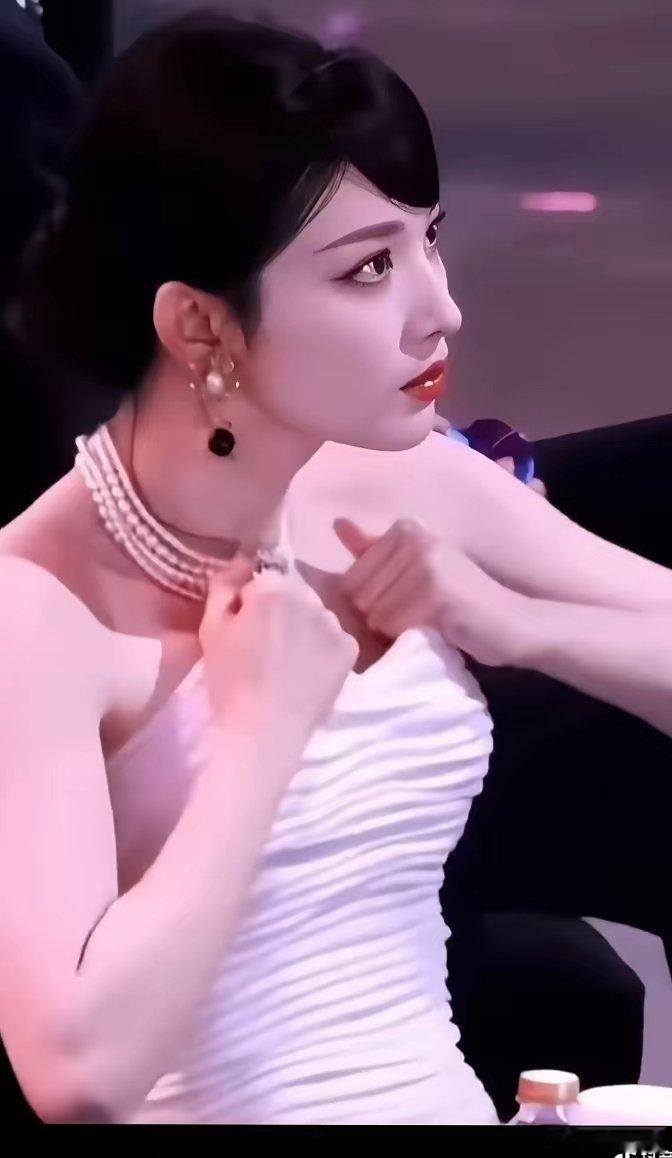 王楚然啊王楚然，没想到你这么性情，在众目睽睽之下，你居然敢明目张胆的提溜抹胸。自