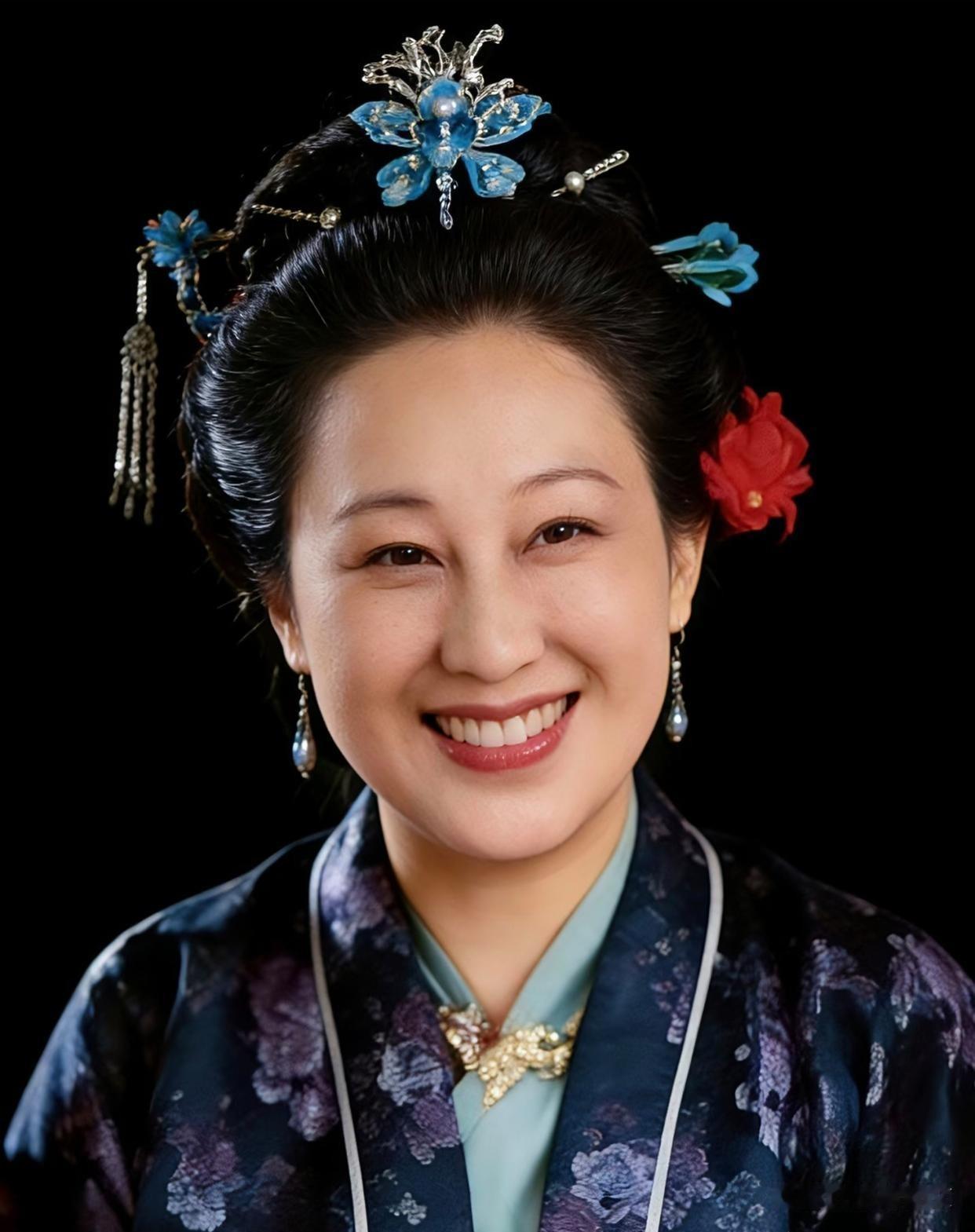 熟悉又陌生的薛姨妈走了。在87版《红楼梦》中她是最美的长辈。长得慈祥又富态。