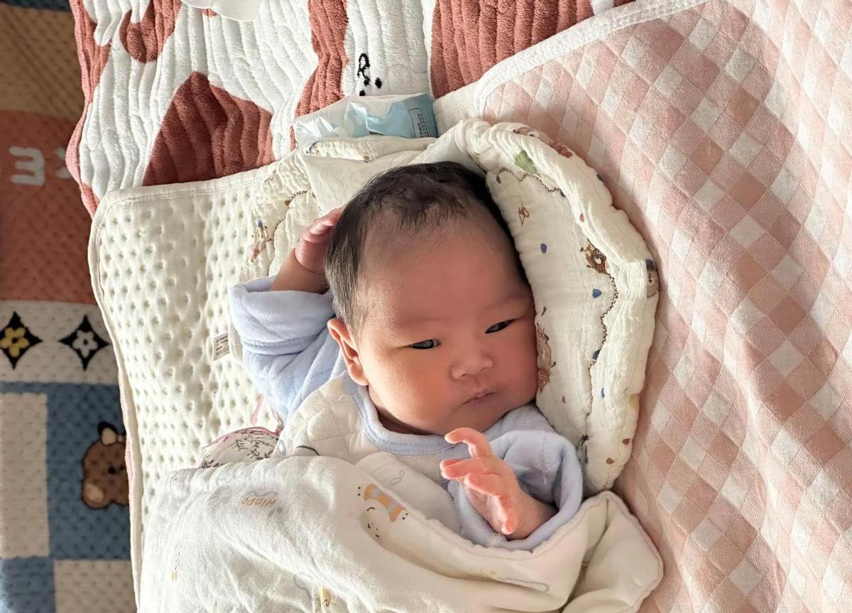 别只顾着拍满月照，新生儿头30天，你少做一件事，孩子安全感少一半。抚摸宝宝后背