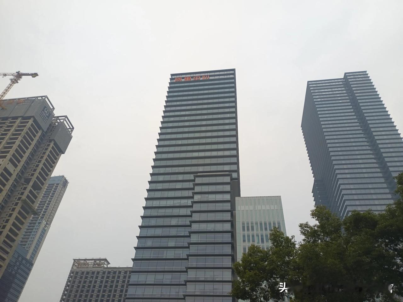 前几年阿里穷的武汉总部都停工了！记得2021年前后，阿里巴巴好像穷的不行了，