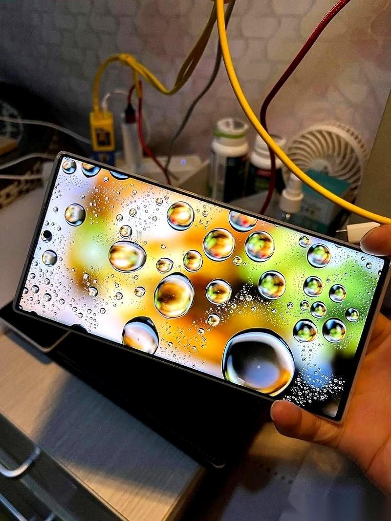 我跟你说个扎心的事儿。手机厂商天天吹自己拍照多牛逼，恨不得把单反塞进去。但你发